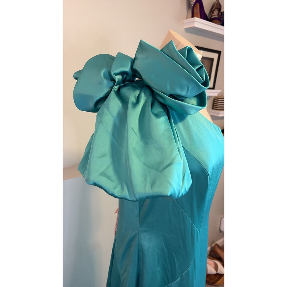 Mac Duggal - Long green satin mermaid dress with an uncovered shoulder - Picture 4 of 9
